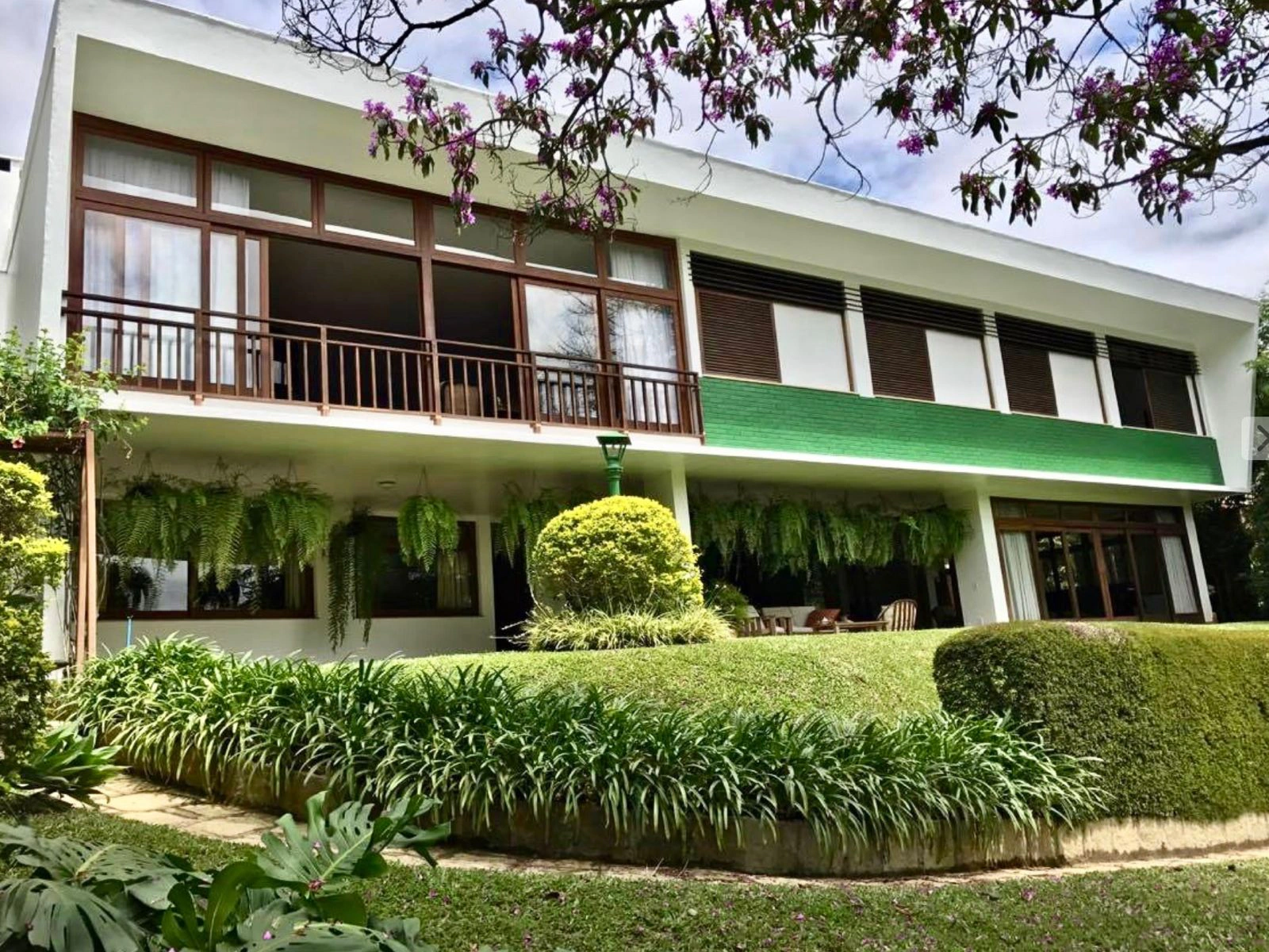 Teresopolis residence facade and garden